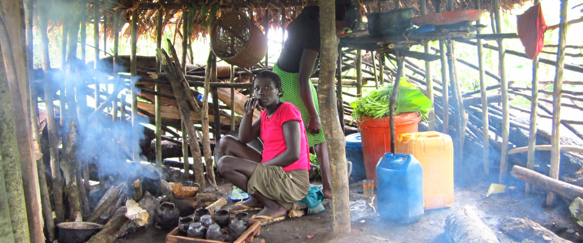 Young Chabu women prepare karo